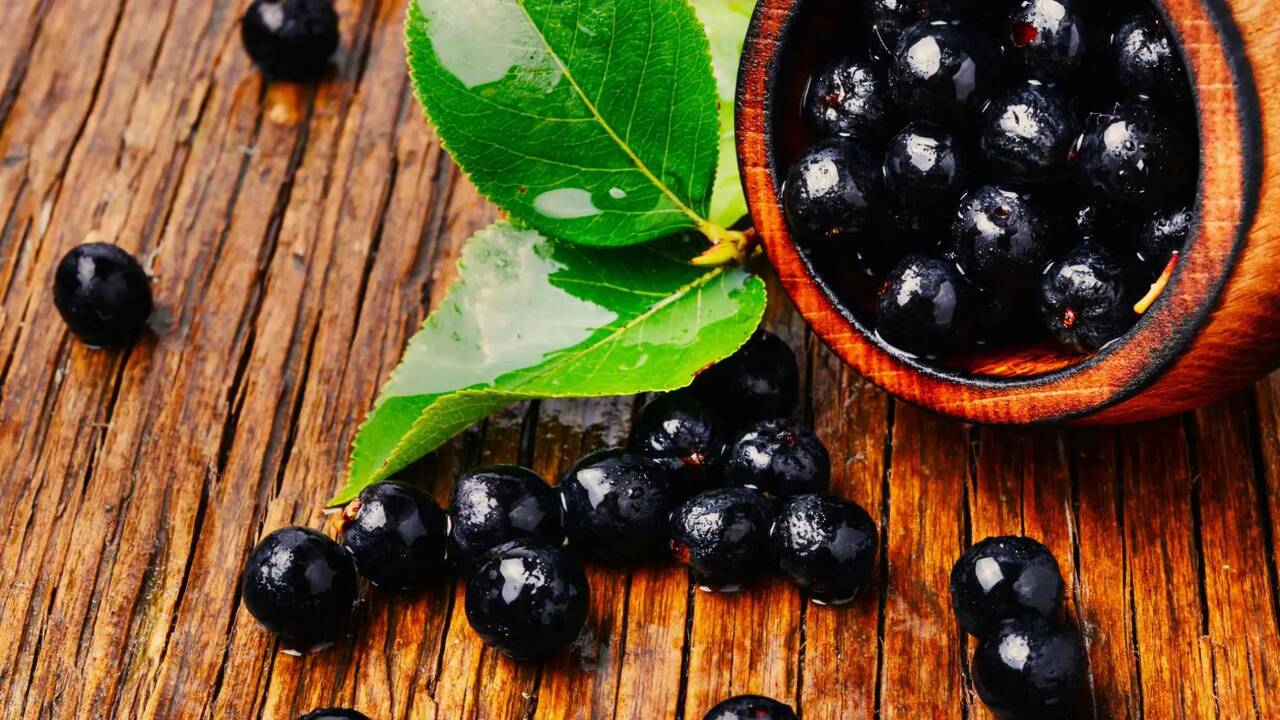 Oro negro: la fruta llena de vitaminas que regula el azúcar en sangre y la presión arterial