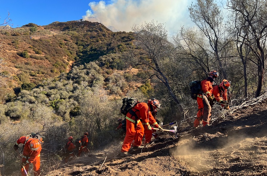 Ponen a cientos de presos a combatir los incendios de Los Ángeles