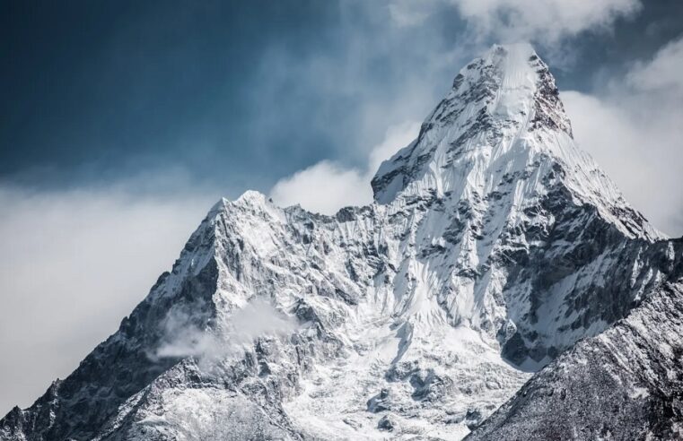 Nepal elevará la tarifa para escalar el Everest a 15 mil dólares