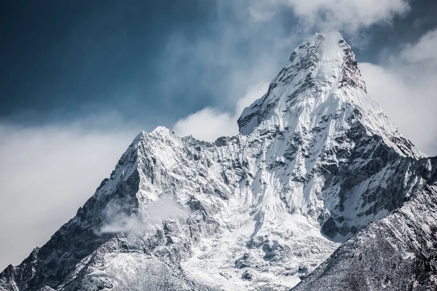 Nepal elevará la tarifa para escalar el Everest a 15 mil dólares