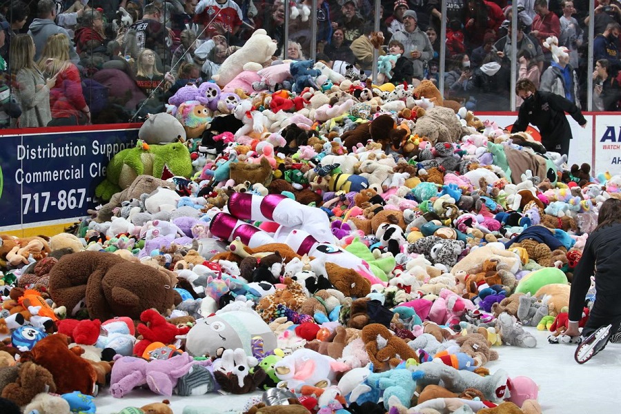 Lanzan 100 mil ositos de peluche durante un partido e imponen récord