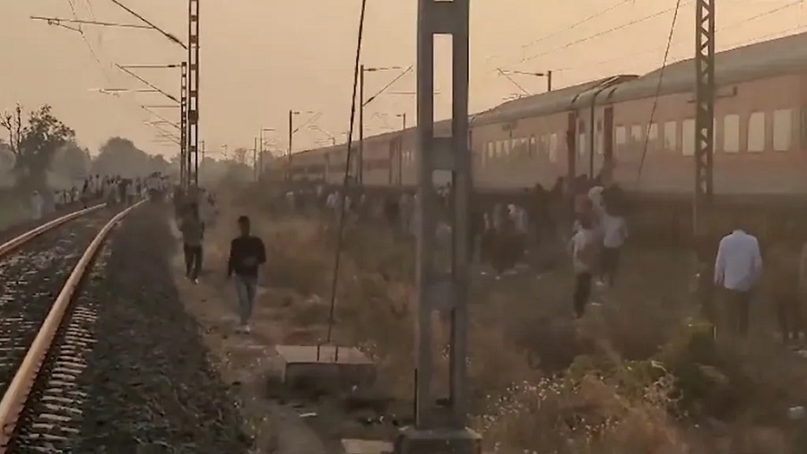 Tren arrolla a 11 personas en India; huían por falsa alarma de incendio