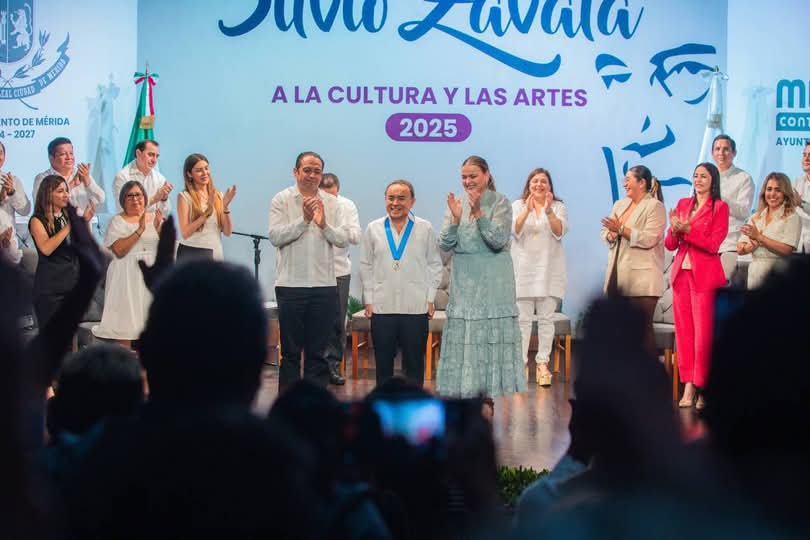 Felipe de la Cruz recibe la medalla «Silvio Zavala»