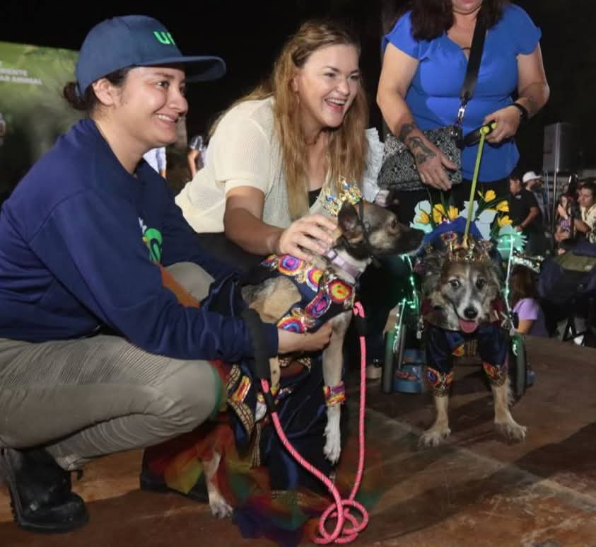 Cecilia Patrón corona a los primeros reyes “perrunos” del Carnaval Amazónico 2025