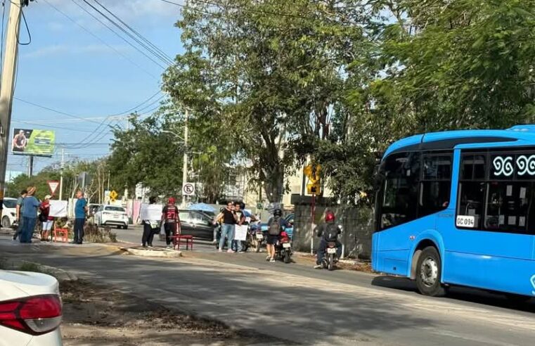 Con bloqueo de avenida le protestan al gobierno de Díaz Mena en una escuela