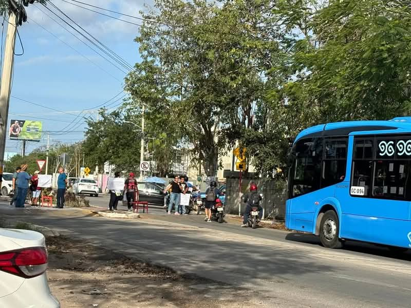 Con bloqueo de avenida le protestan al gobierno de Díaz Mena en una escuela