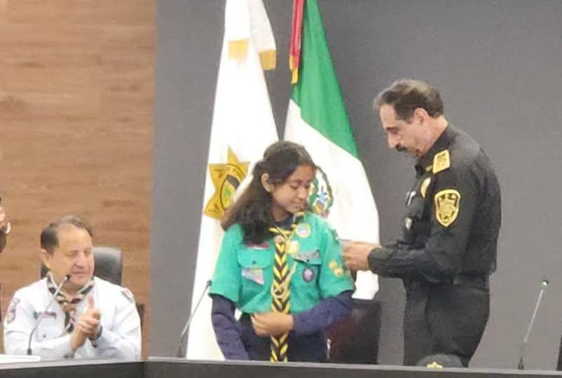 Intercambio de insignias policiales y scouts en Yucatán