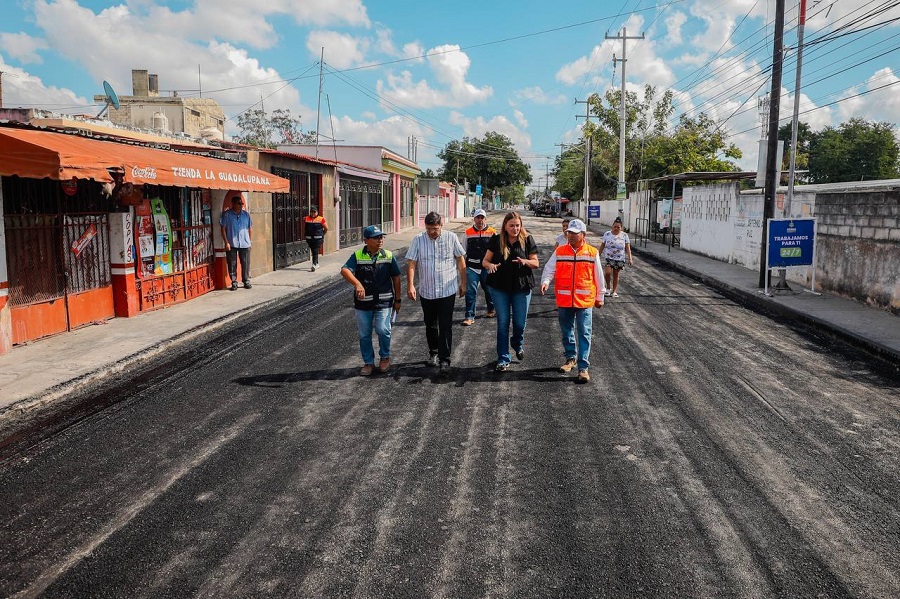 Cecilia Patrón atiende la petición de vecinos para repavimentar la calle 65-A en la Mulsay