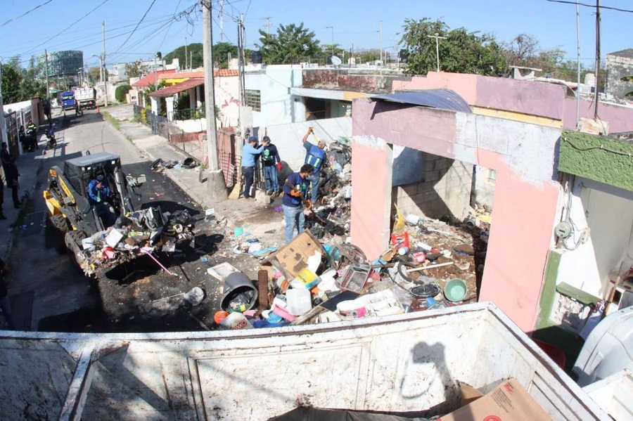 Ayuntamiento de Mérida retira 21 toneladas de basura en una casa de la colonia Cordemex