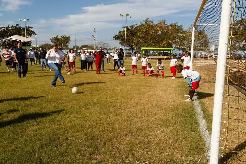 Entrega Cecilia Patrón espacio deportivo diseñado por la gente en San José Tecoh