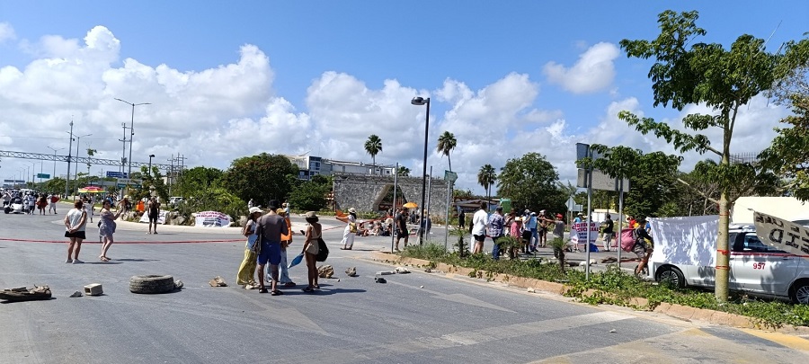 Bloquean la carretera Playa del Carmen-Tulum en demanda de acceso libre a las playas