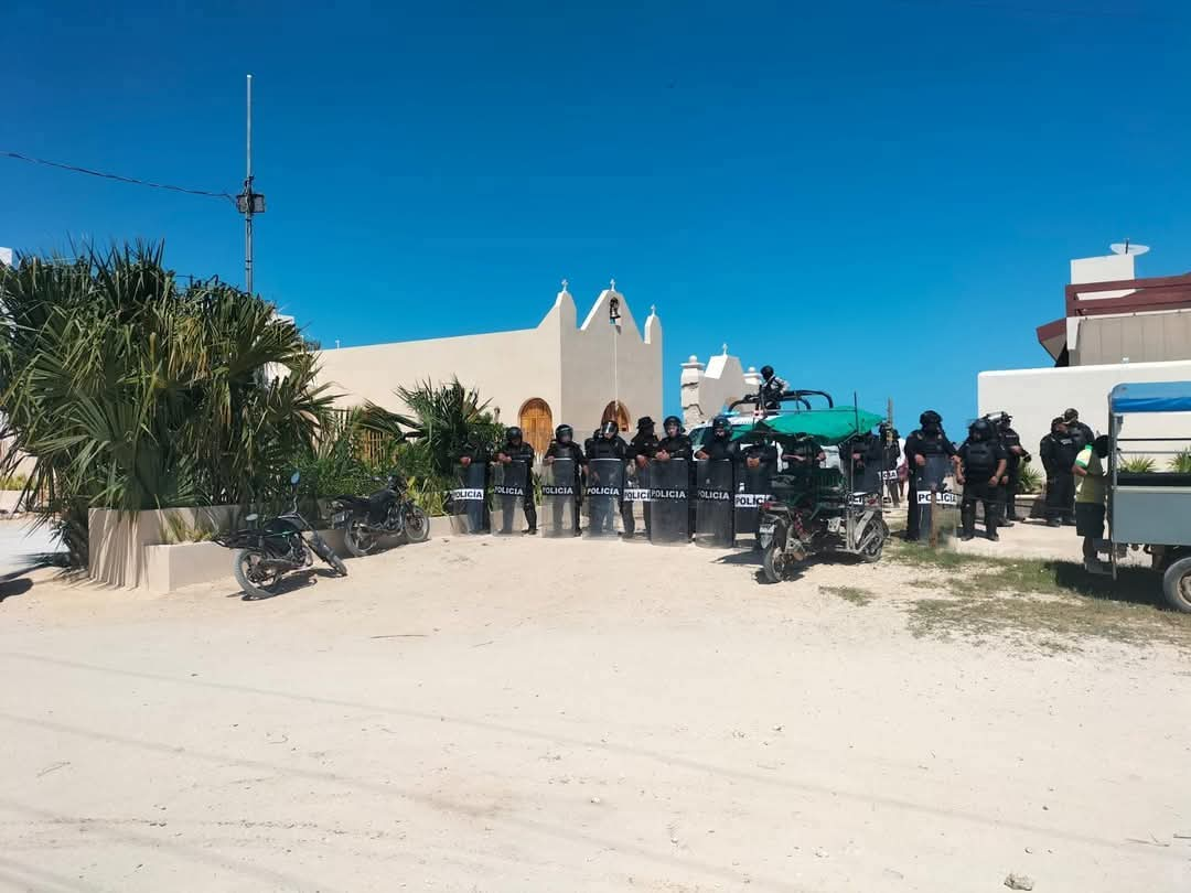 En Sisal reciben a palos y piedras a policías en conflicto por terrenos costeros