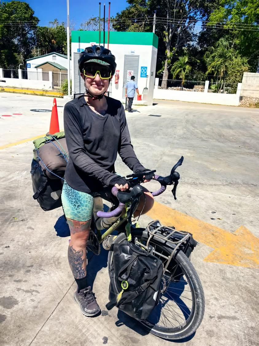 De paso por Yucatán, aventurera inglesa que recorre América en bicicleta