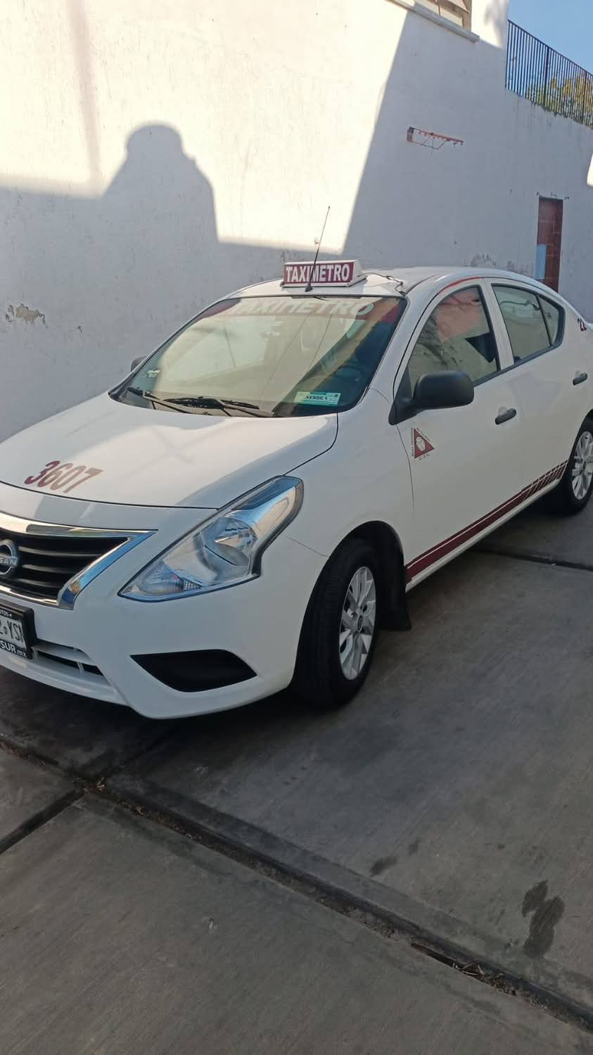 ¡Lo que nos faltaba!…taxistas de Mérida pintan de guinda sus autos para «estar a la moda»