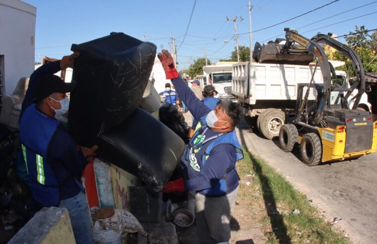 Retiran ocho toneladas de basura acumuladas en una vivienda del centro de Mérida