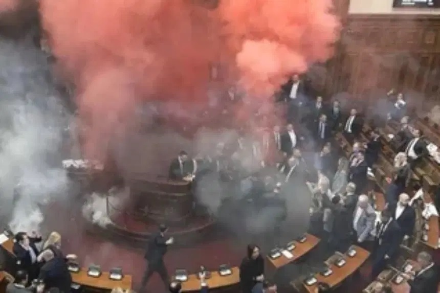 Explosiva pelea de diputados: discuten a bombazos