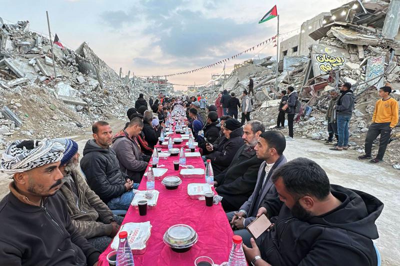 Entre escombros por los bombardeos israelíes, los palestinos rompen el ayuno sagrado