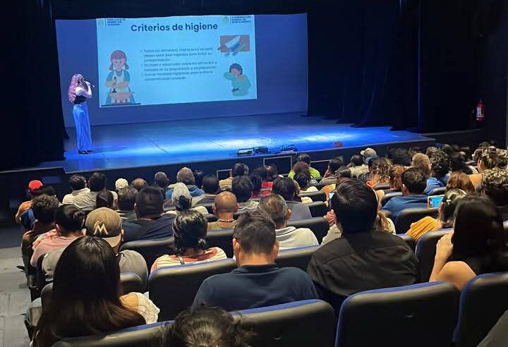 El Ayuntamiento capacita sobre comida sana a vendedores de los alrededores de las escuelas