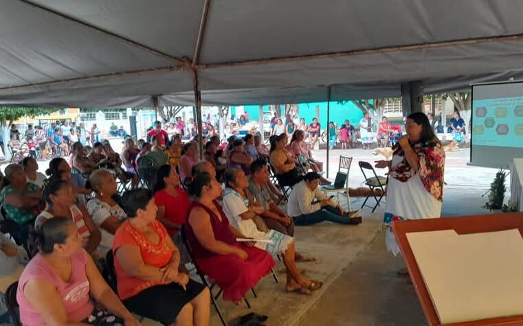 Talleres en lengua maya a mujeres del interior del estado sobre violencia y acoso