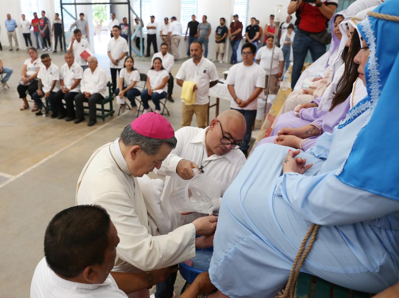 Realizan ceremonia de lavatorio de pies en el Cereso de Mérida