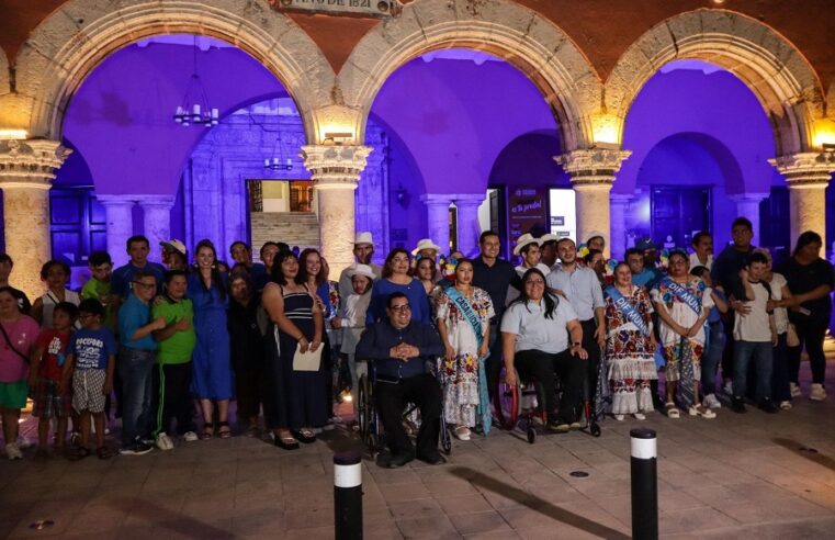 Iluminan de azul por el Día del Autismo el Palacio Municipal de Mérida