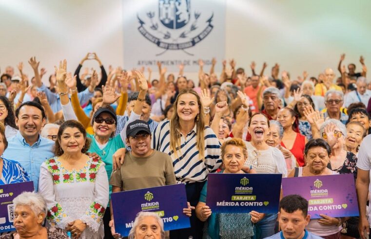 Personas mayores y con discapacidad reciben la tarjeta Mérida Contigo