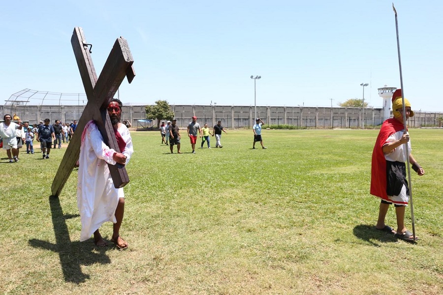 Presos realizan el via crucis en el Cereso de Mérida