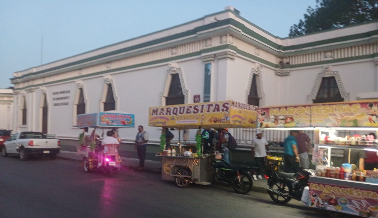 Retiran puestos ambulantes de zona de riesgo en La Plancha, para proteger a los peatones