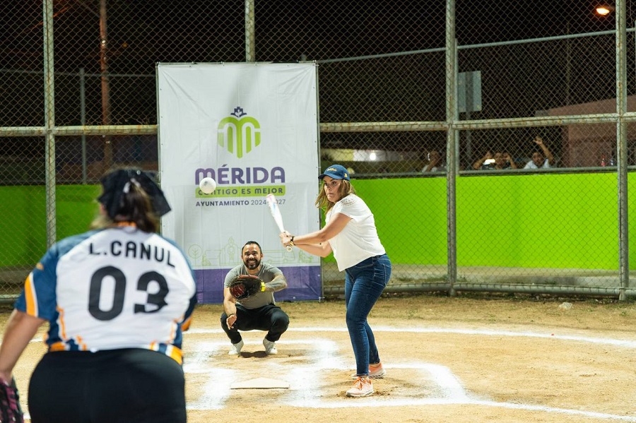 Entrega Cecilia Patrón el campo de béisbol diseñado por vecinos de la Emiliano Zapata Sur