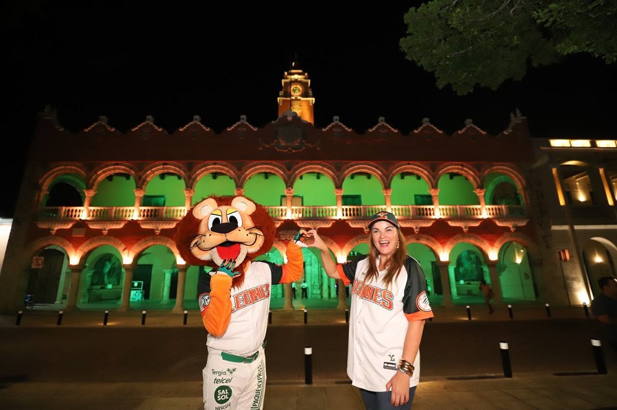 El Palacio Municipal de Mérida se ilumina en apoyo a los Leones de Yucatán