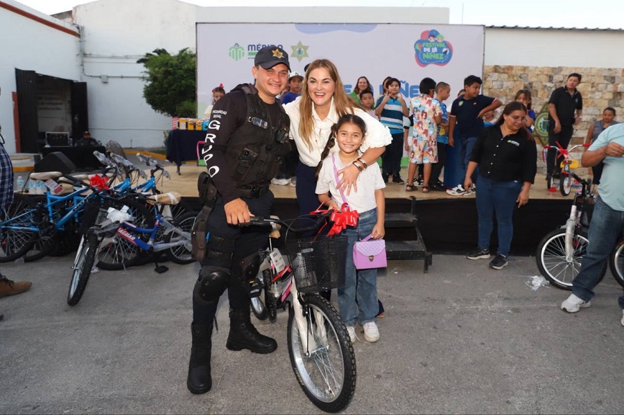 Cecilia Patrón celebra en grande a los niños en la Policía Municipal de Mérida