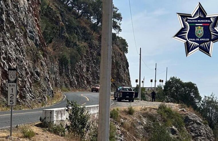 Familia baja a tomarse una foto y su auto cae al barranco