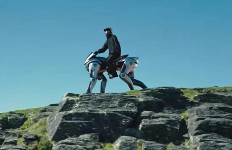 Caballo robot con inteligencia artificial permite cabalgar por todo terreno