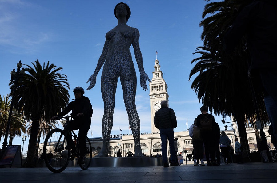 Conservadores protestan y piden vestir a estatua indecente de mujer desnuda