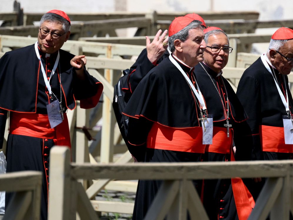 Este es el sueldo base de un cardenal y los otros beneficios que perciben cada mes