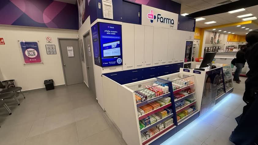 Ricardo Salinas le competirá al Dr. Simi con consultorios y farmacias popularrs