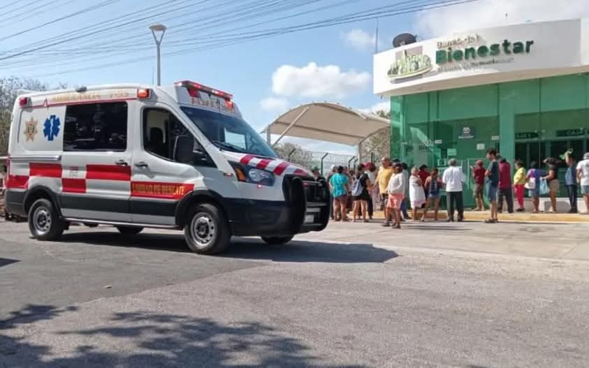 Abuelita acude a cobrar su pensión y termina en el hospital por golpe de calor