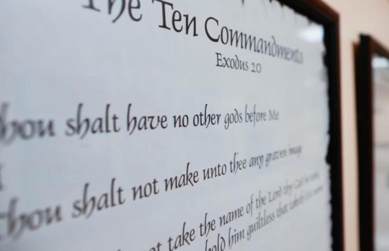 Estados Unidos: Diez Mandamientos serán colocados en todos los salones de colegios