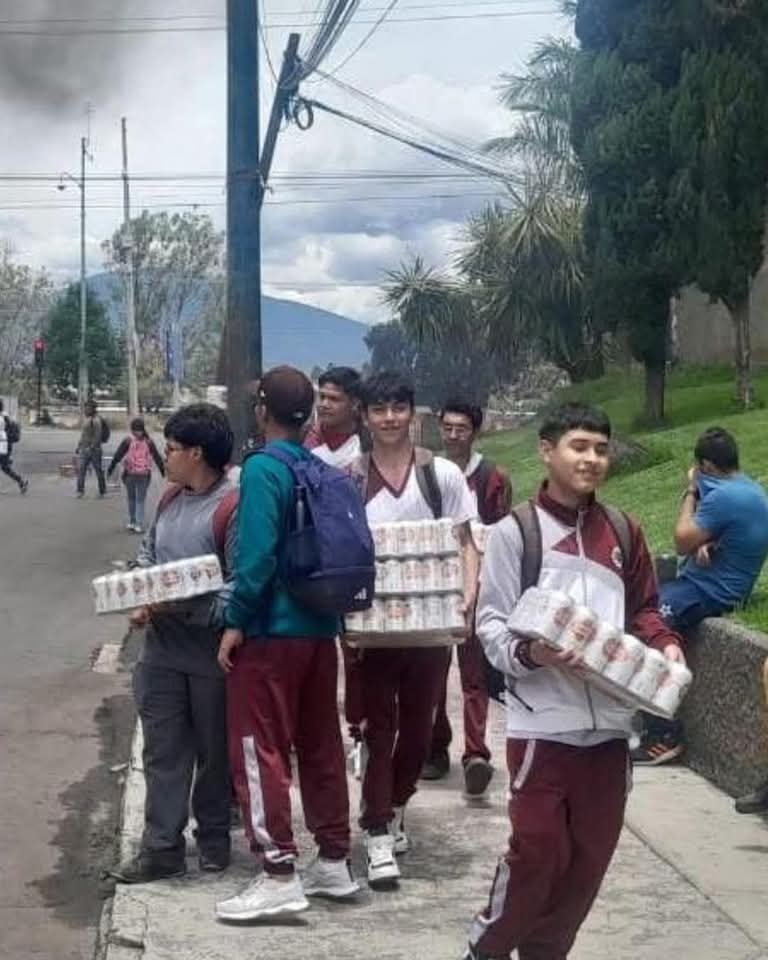 Jóvenes construyendo el futuro de México: saquean camión de cerveza