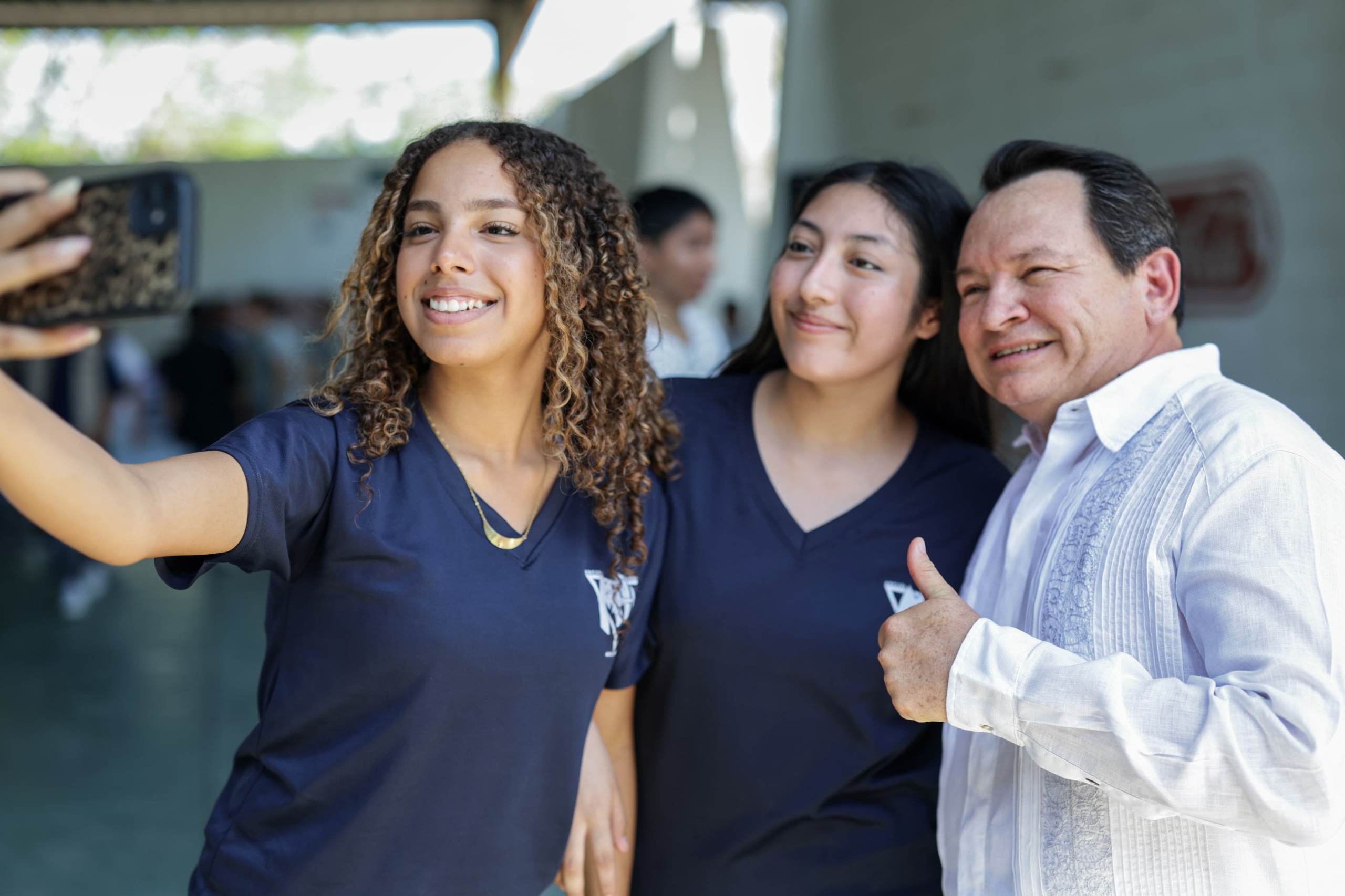 Entrega el gobernador becas a estudiantes de Mérida