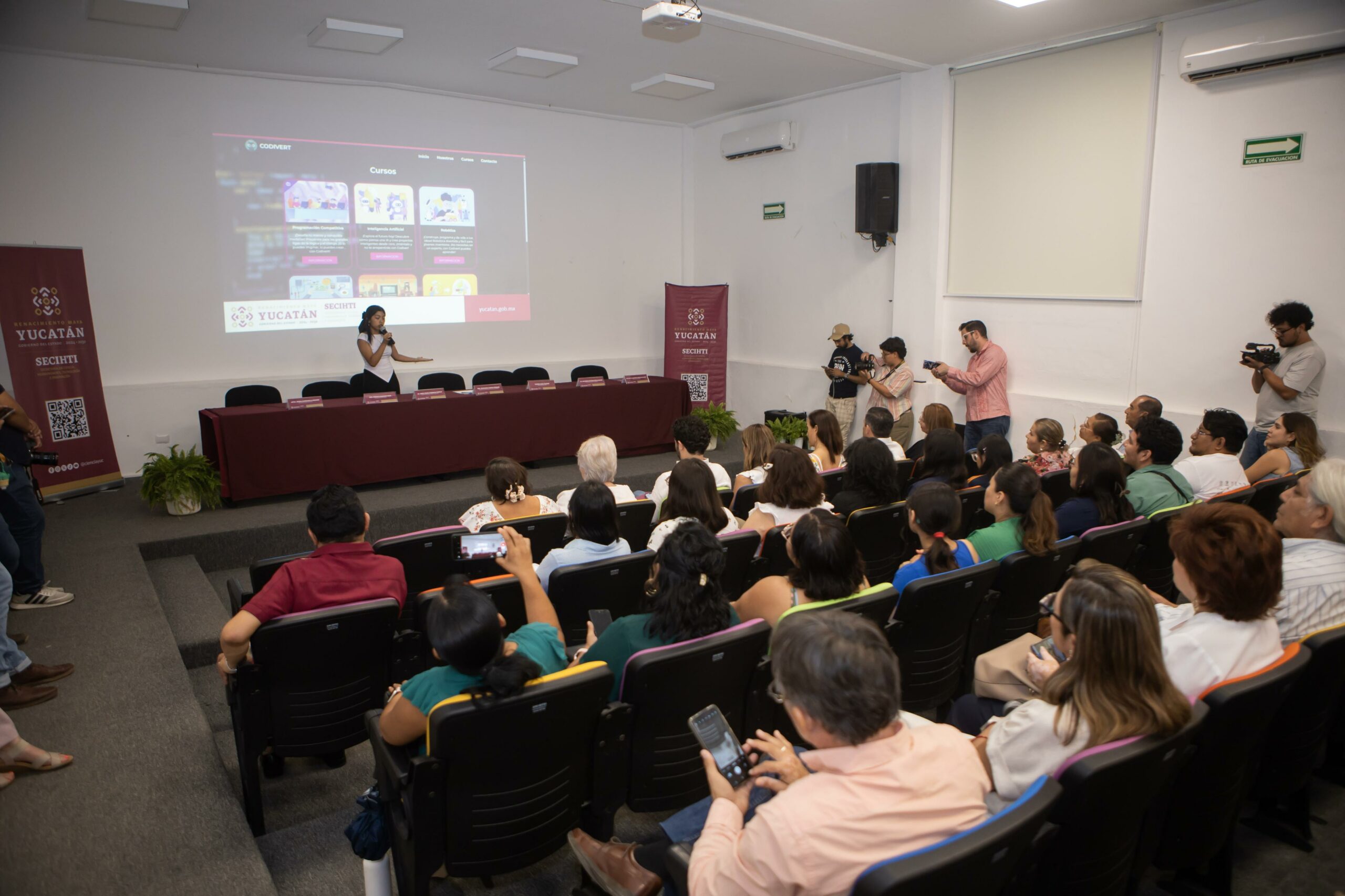 Jóvenes yucatecas concluyen curso sobre programación