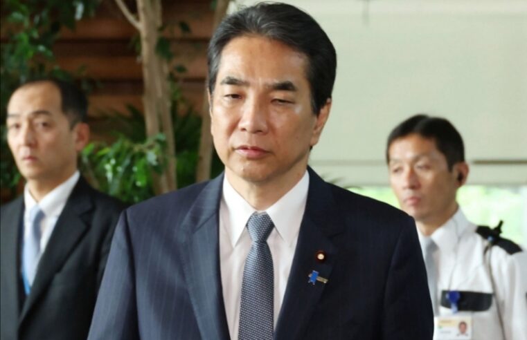 Dimite ministro japonés tras decir que obtiene arroz gratis en plena crisis