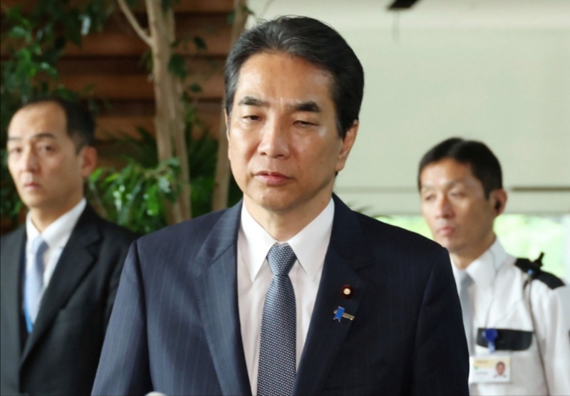 Dimite ministro japonés tras decir que obtiene arroz gratis en plena crisis