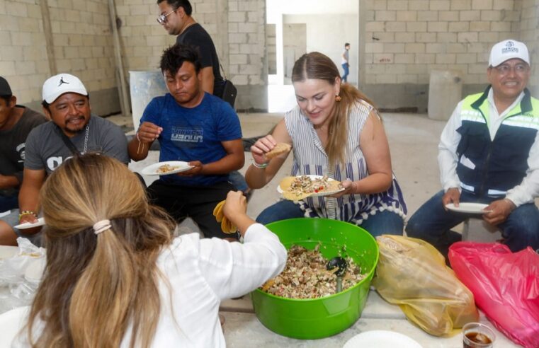Cecilia Patrón come chicharra con los albañiles de Mérida, en el Día de la Santa Cruz