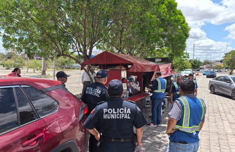 El Ayuntamiento de Mérida retira puestos de comida sin permiso en la vía pública