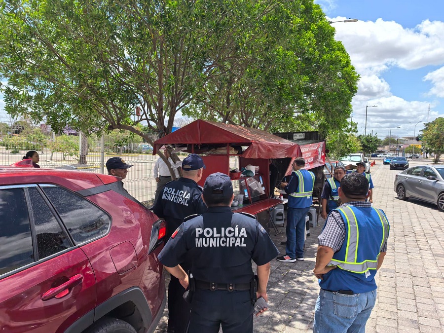 El Ayuntamiento de Mérida retira puestos de comida sin permiso en la vía pública