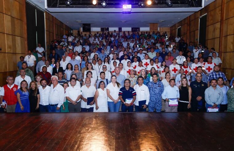 Cecilia Patrón reconoce a participantes de Congreso de Preparación antihuracanes