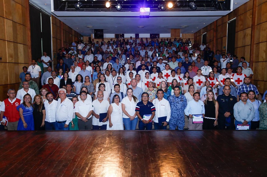 Cecilia Patrón reconoce a participantes de Congreso de Preparación antihuracanes