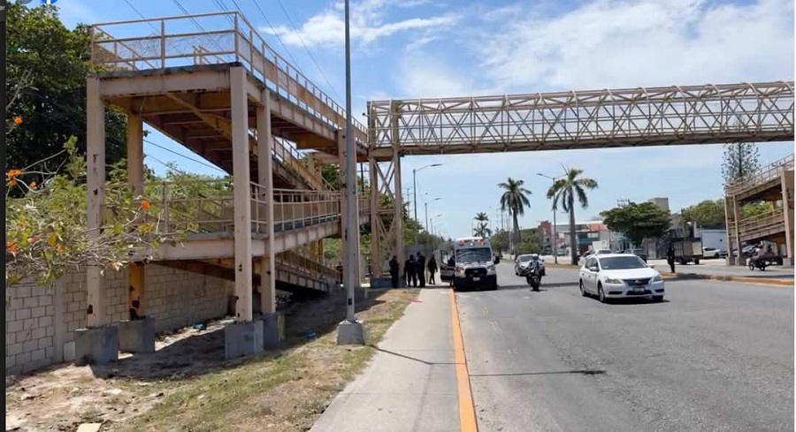Muere electrocutado en un puente peatonal