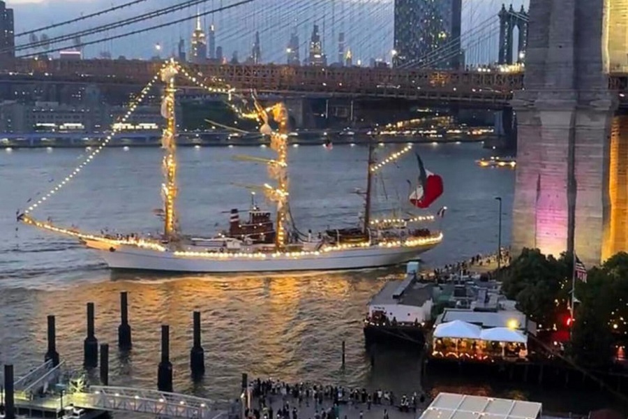 Buque Cuauhtémoc de la Marina choca con puente en Nueva York: hay 22 heridos